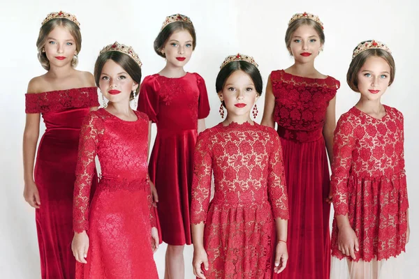 Retrato de menina ao ar livre em vermelho — Fotografia de Stock