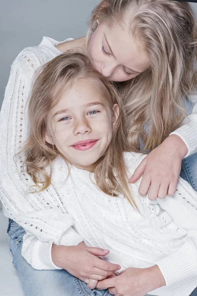 Retrato de dos hermosas hermanitas de invierno — Foto de Stock