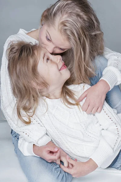 Porträt von zwei schönen kleinen Schwestern Winter — Stockfoto