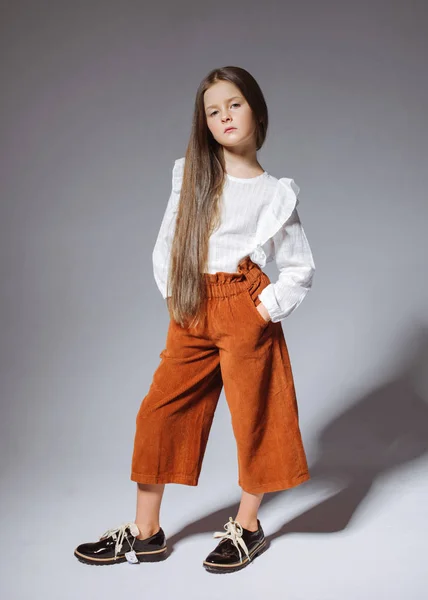 Портрет маленькой модели девушки в студии — стоковое фото