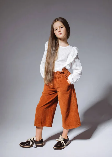 Portrait de petite fille modèle en studio — Photo