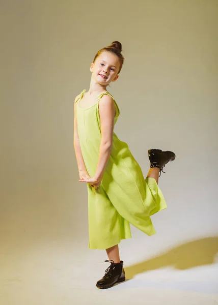 Retrato de menina modelo em estúdio — Fotografia de Stock