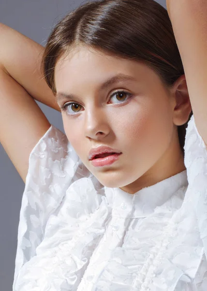 スタジオでの若いモデルの女の子の肖像画 — ストック写真