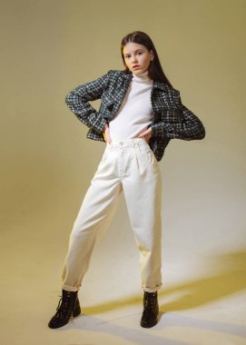 Stüdyoda genç bir kızın portresi.