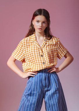 Stüdyoda genç bir kızın portresi.