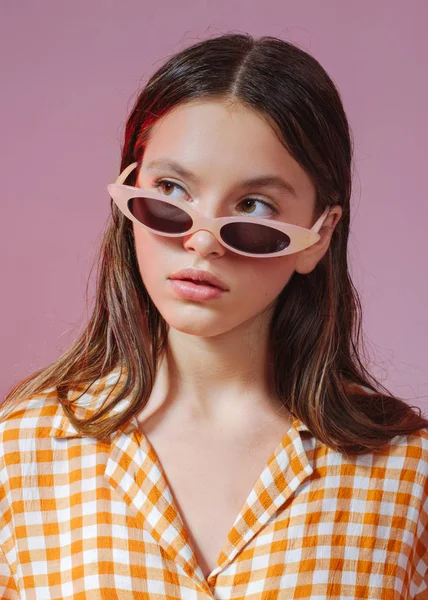 Retrato de la joven modelo en el estudio —  Fotos de Stock