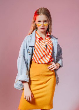 Stüdyoda genç bir kızın portresi.