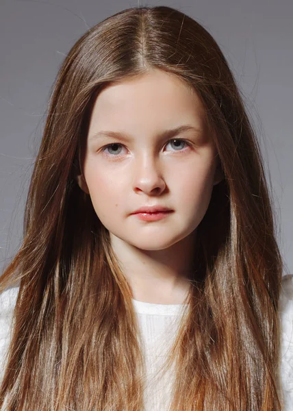 Retrato de niña modelo en el estudio — Foto de Stock