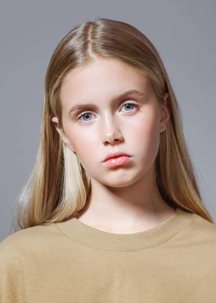 Retrato de jovem modelo menina no estúdio — Fotografia de Stock