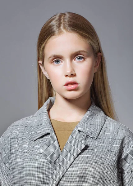 Porträtt av ung modell flicka i studio — Stockfoto