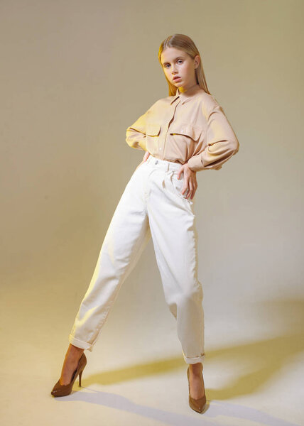 портрет молодой модели девушки в студии