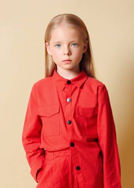 Stüdyoda küçük bir kızın portresi.