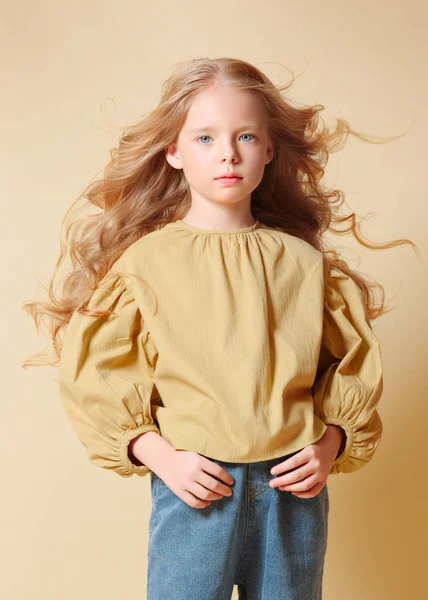 Portret małej modelki w studio — Zdjęcie stockowe