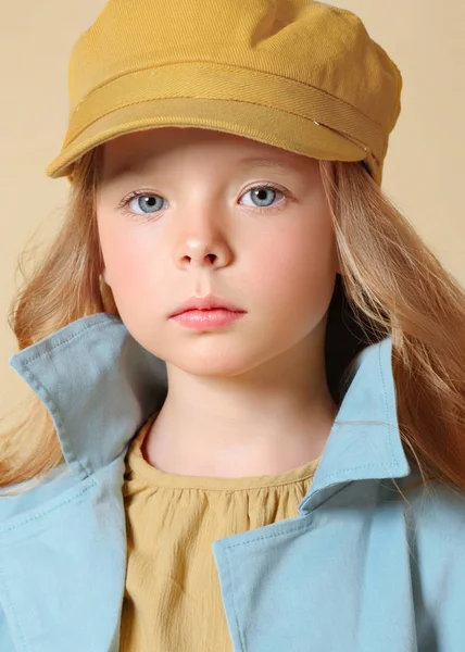 Portret van klein model meisje in studio — Stockfoto