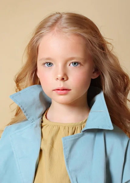 Portrait de petite fille modèle en studio — Photo