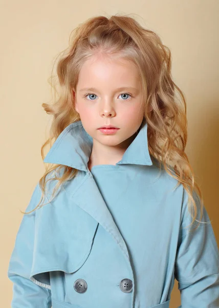 Retrato de niña modelo en el estudio —  Fotos de Stock