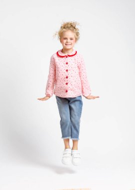 Stüdyoda küçük bir kızın portresi.