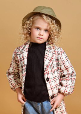 Stüdyoda küçük bir kızın portresi.