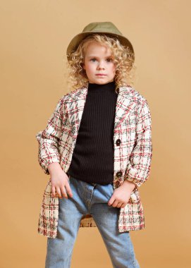 Stüdyoda küçük bir kızın portresi.