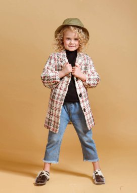 Stüdyoda küçük bir kızın portresi.