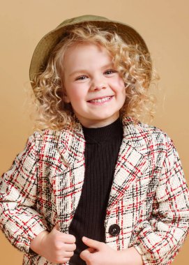 Stüdyoda küçük bir kızın portresi.