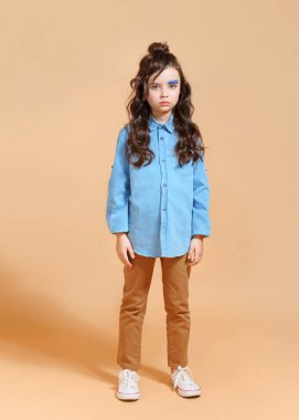 Stüdyoda küçük bir kızın portresi.