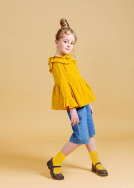 Stüdyoda küçük bir kızın portresi.