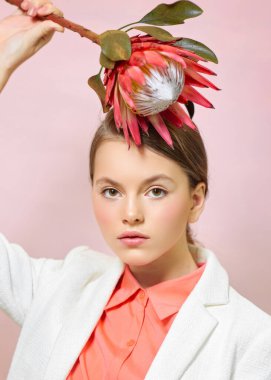 Stüdyoda genç bir kızın portresi.