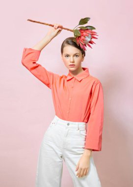 Stüdyoda genç bir kızın portresi.