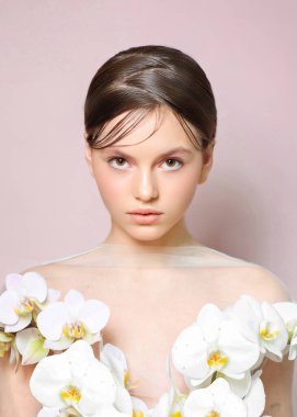 Stüdyoda genç bir kızın portresi.