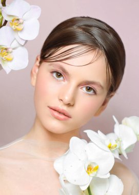 Stüdyoda genç bir kızın portresi.