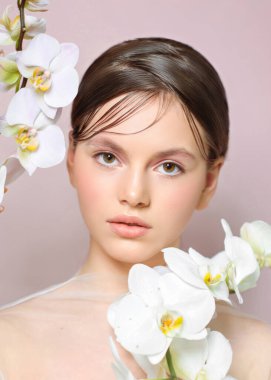 Stüdyoda genç bir kızın portresi.