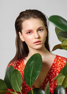 Stüdyoda genç bir kızın portresi.