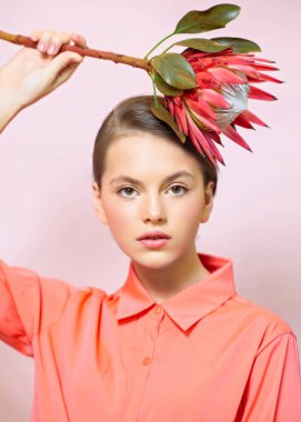 Stüdyoda genç bir kızın portresi.