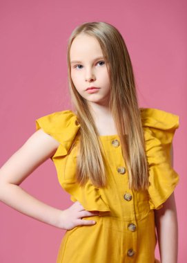 Stüdyoda küçük bir kızın portresi.