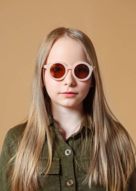 Stüdyoda küçük bir kızın portresi.