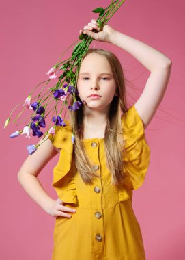 Stüdyoda küçük bir kızın portresi.