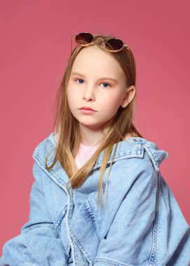 Stüdyoda küçük bir kızın portresi.