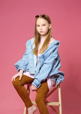 Stüdyoda küçük bir kızın portresi.