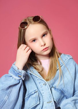 Stüdyoda küçük bir kızın portresi.