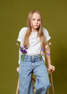 Stüdyoda küçük bir kızın portresi.