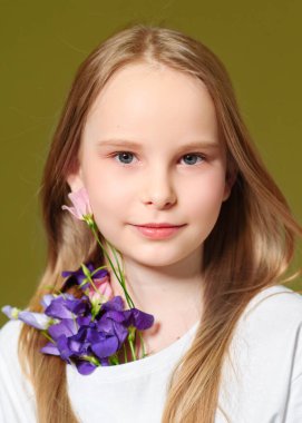 Stüdyoda küçük bir kızın portresi.