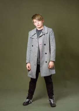 Stüdyoda genç bir çocuğun portresi.