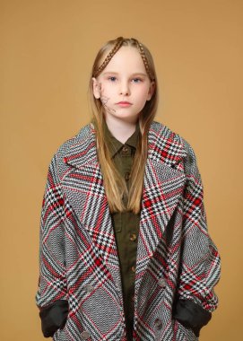 Stüdyoda küçük bir kızın portresi.