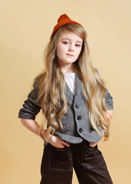 Πορτρέτο Του Μικρού Κοριτσιού Μοντέλο Στο Στούντιο — Φωτογραφία Αρχείου