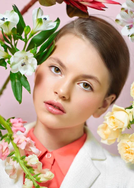 Stüdyoda genç bir kızın portresi.