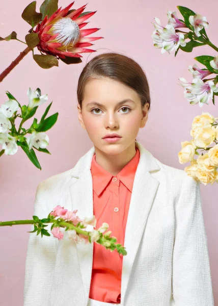 Stüdyoda genç bir kızın portresi.