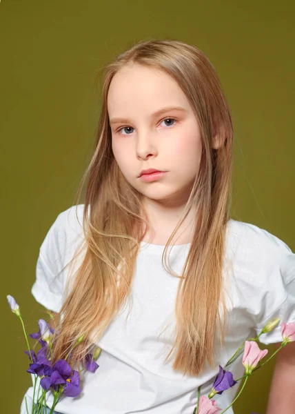 Stüdyoda Küçük Bir Kızın Portresi — Stok fotoğraf