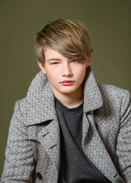 スタジオでの若いモデルの少年の肖像画 — ストック写真