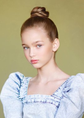 Stüdyoda genç bir kızın portresi.